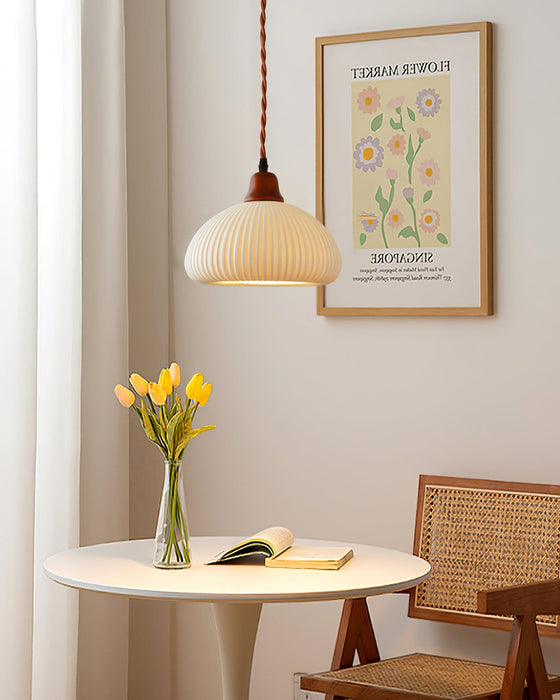 Keramische Hanglamp met Geribbeld Design en Houten Details voor Sfeervolle Verlichting