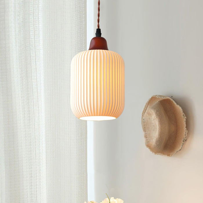 Keramische Hanglamp met Geribbeld Design en Houten Details voor Sfeervolle Verlichting