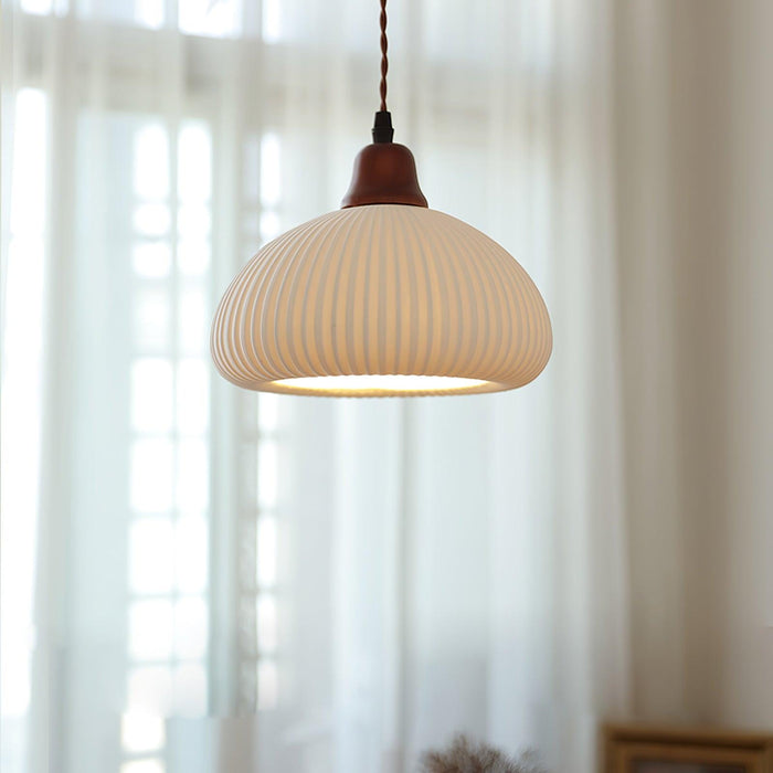 Keramische Hanglamp met Geribbeld Design en Houten Details voor Sfeervolle Verlichting