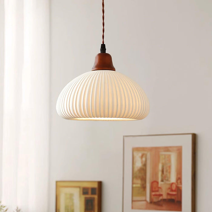 Keramische Hanglamp met Geribbeld Design en Houten Details voor Sfeervolle Verlichting