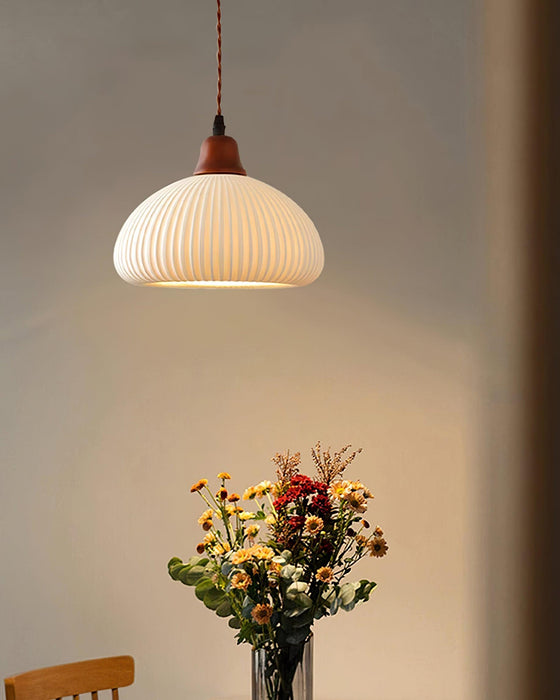 Keramische Hanglamp met Geribbeld Design en Houten Details voor Sfeervolle Verlichting