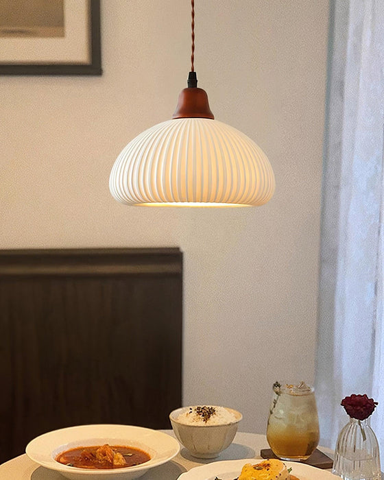 Keramische Hanglamp met Geribbeld Design en Houten Details voor Sfeervolle Verlichting