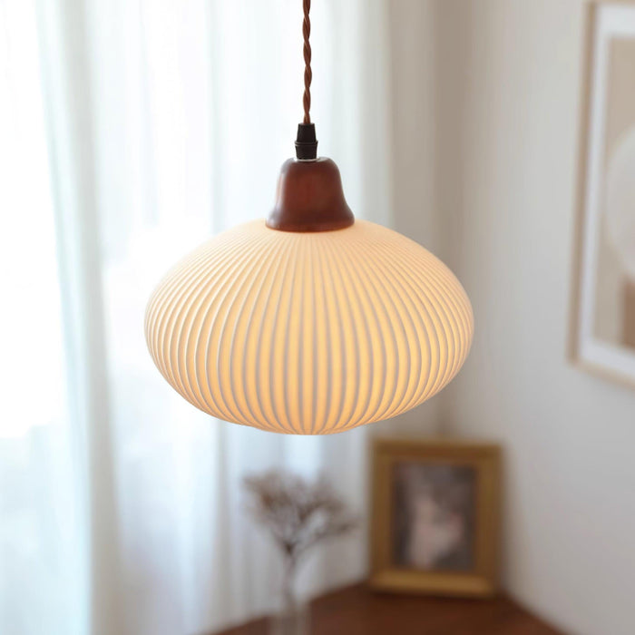 Keramische Hanglamp met Geribbeld Design en Houten Details voor Sfeervolle Verlichting