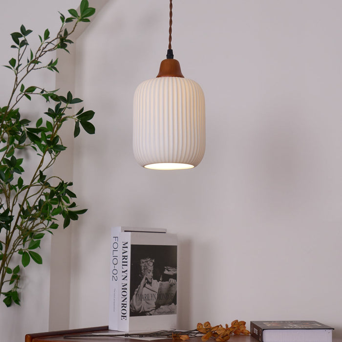 Keramische Hanglamp met Geribbeld Design en Houten Details voor Sfeervolle Verlichting