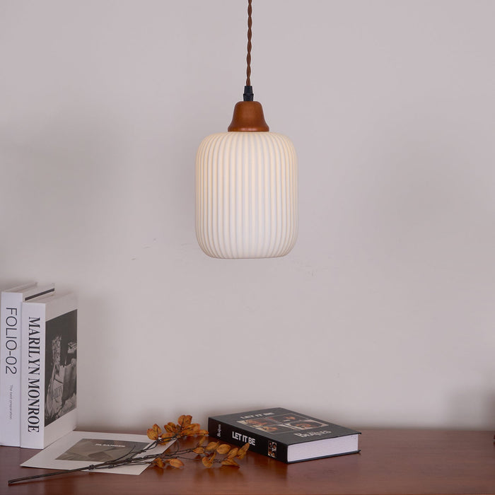 Keramische Hanglamp met Geribbeld Design en Houten Details voor Sfeervolle Verlichting