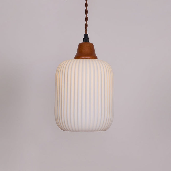Keramische Hanglamp met Geribbeld Design en Houten Details voor Sfeervolle Verlichting