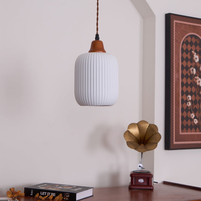 Keramische Hanglamp met Geribbeld Design en Houten Details voor Sfeervolle Verlichting