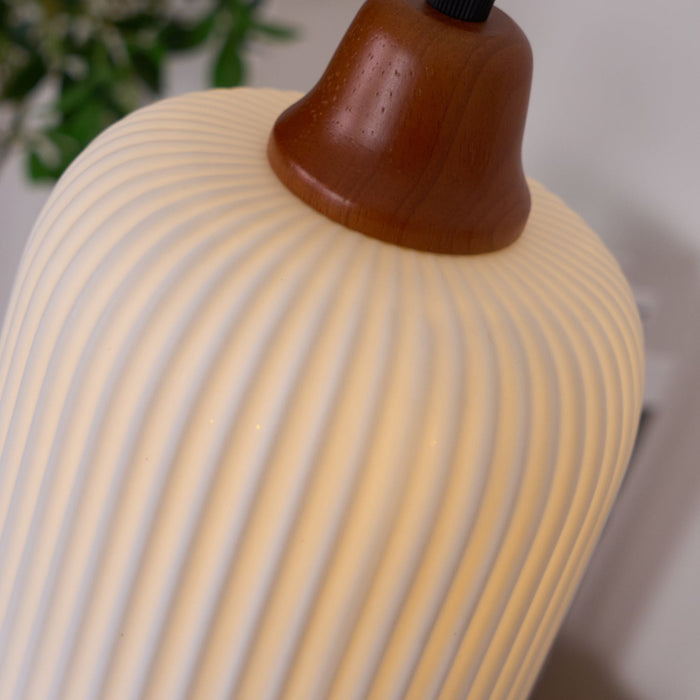 Keramische Hanglamp met Geribbeld Design en Houten Details voor Sfeervolle Verlichting