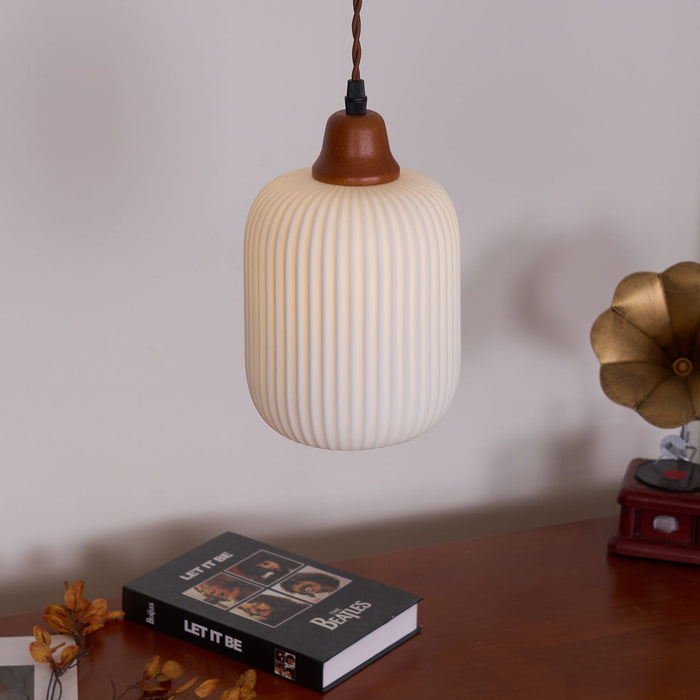 Keramische Hanglamp met Geribbeld Design en Houten Details voor Sfeervolle Verlichting
