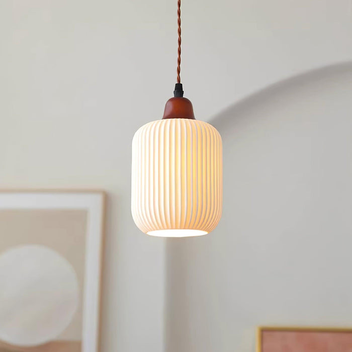 Keramische Hanglamp met Geribbeld Design en Houten Details voor Sfeervolle Verlichting