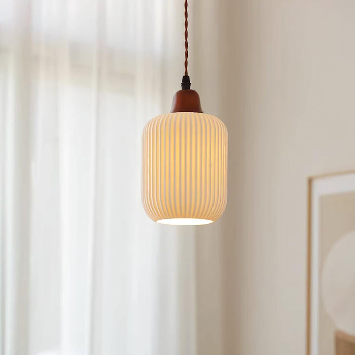 Keramische Hanglamp met Geribbeld Design en Houten Details voor Sfeervolle Verlichting