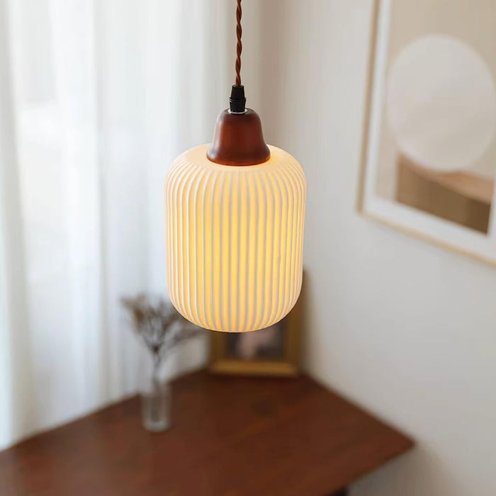 Keramische Hanglamp met Geribbeld Design en Houten Details voor Sfeervolle Verlichting