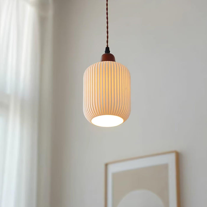 Keramische Hanglamp met Geribbeld Design en Houten Details voor Sfeervolle Verlichting