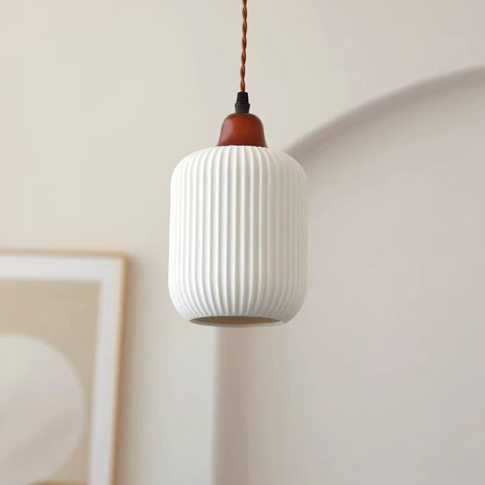 Keramische Hanglamp met Geribbeld Design en Houten Details voor Sfeervolle Verlichting