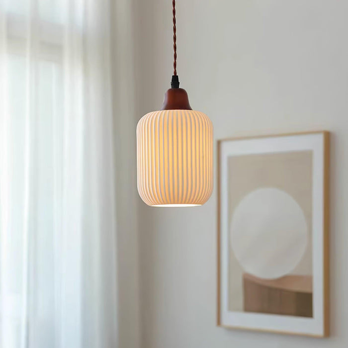 Keramische Hanglamp met Geribbeld Design en Houten Details voor Sfeervolle Verlichting