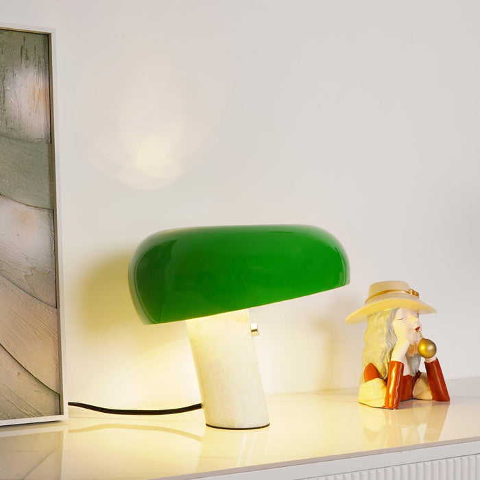Moderni design-pöytävalaisin marmorijalalla ja puolipyöreällä varjostimella