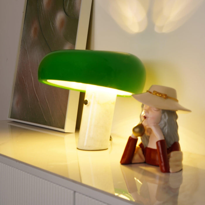 Moderni design-pöytävalaisin marmorijalalla ja puolipyöreällä varjostimella