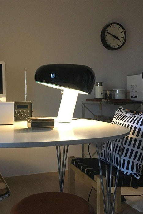 Moderni design-pöytävalaisin marmorijalalla ja puolipyöreällä varjostimella