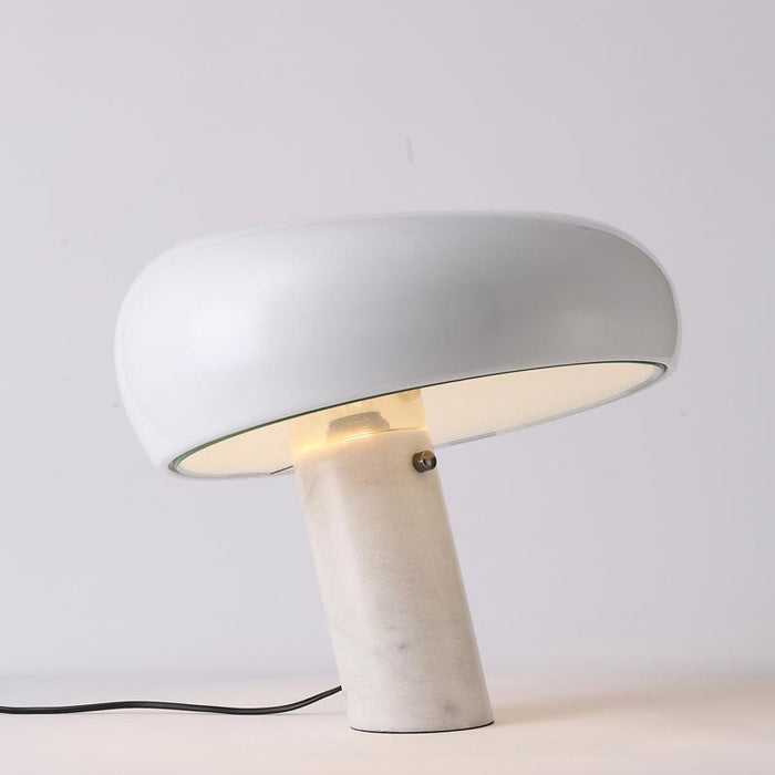 Moderni design-pöytävalaisin marmorijalalla ja puolipyöreällä varjostimella