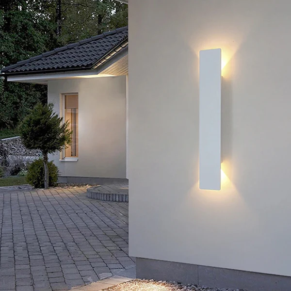 Tyylikäs ulkoseinävalaisin pystysuunnassa ja lämpimällä LED-valolla