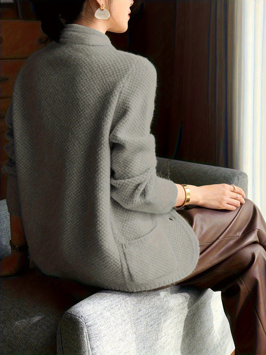 Damestriktrøje med opretstående krave – Komfortabel og tidløs