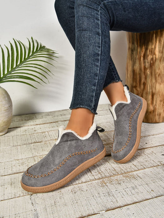 Mukavat tohvelit naisille lämpimällä vuorella ja slip-on-mallilla