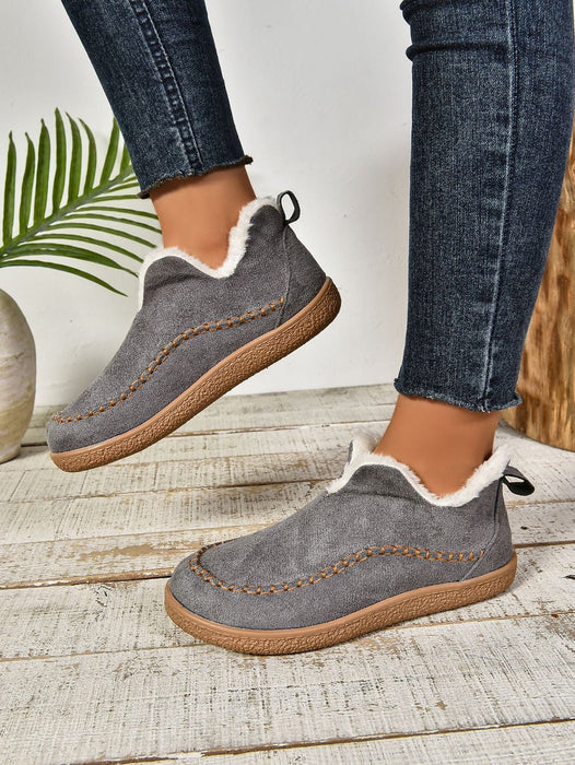 Mukavat tohvelit naisille lämpimällä vuorella ja slip-on-mallilla