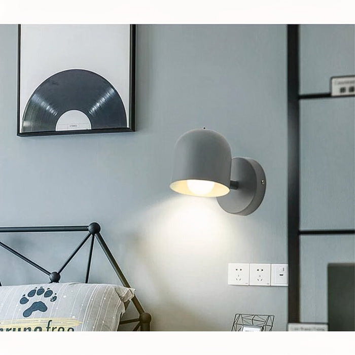 NordicGlow Scandinavische Wandlamp – Kleurrijk Accent met Sfeervol Licht