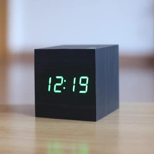 Digital väckarklocka i trä med LED-display – minimalistisk och modern