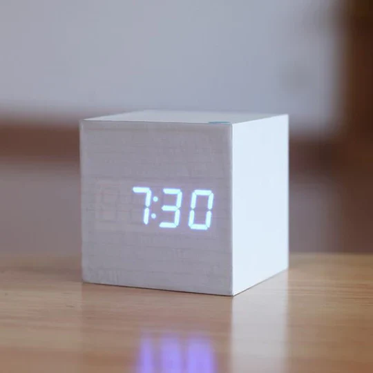 Digital väckarklocka i trä med LED-display – minimalistisk och modern