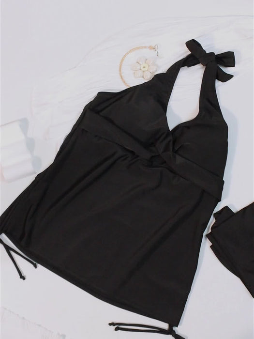 Elegantti naisten tankinisetti halterneck-mallilla ja halkiolla shortseissa