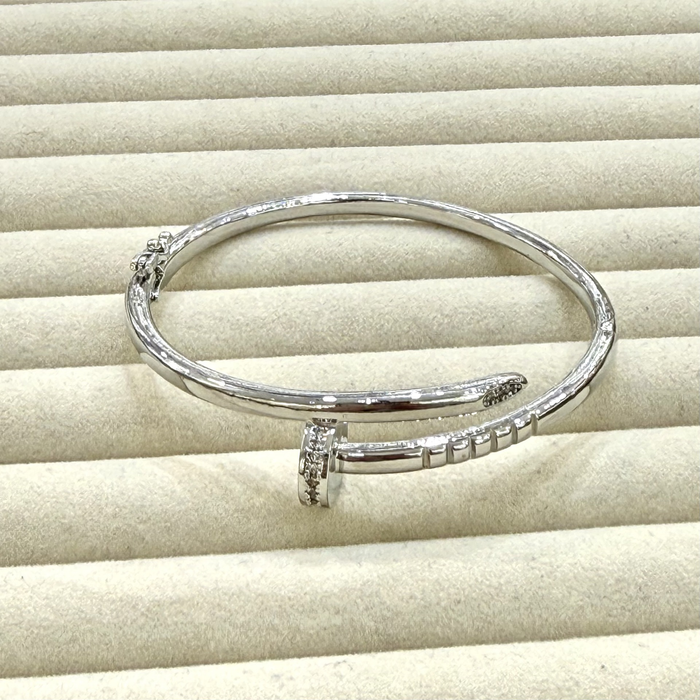 Nagelformat armband – Minimalistisk och snygg design