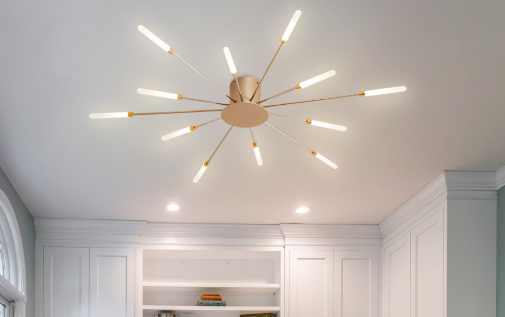 Lampada da soffitto moderna con più bracci luminosi per un'illuminazione potente e di stile