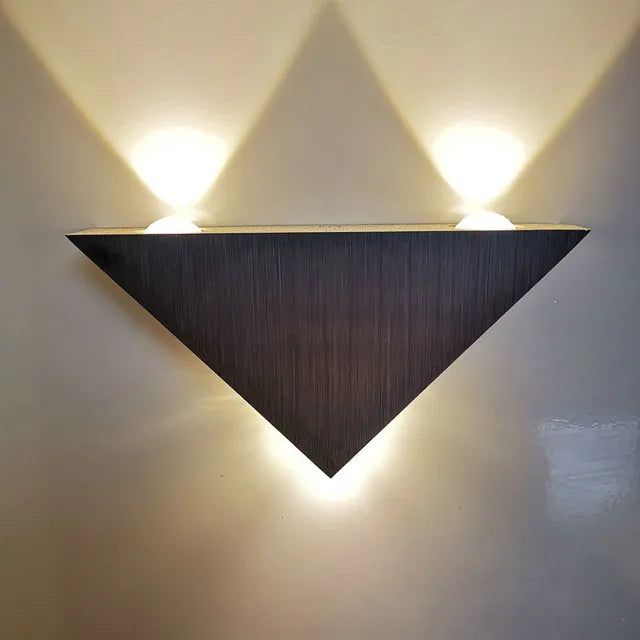 Modern LED-vägglampa med triangulär design för stämningsfull väggbelysning