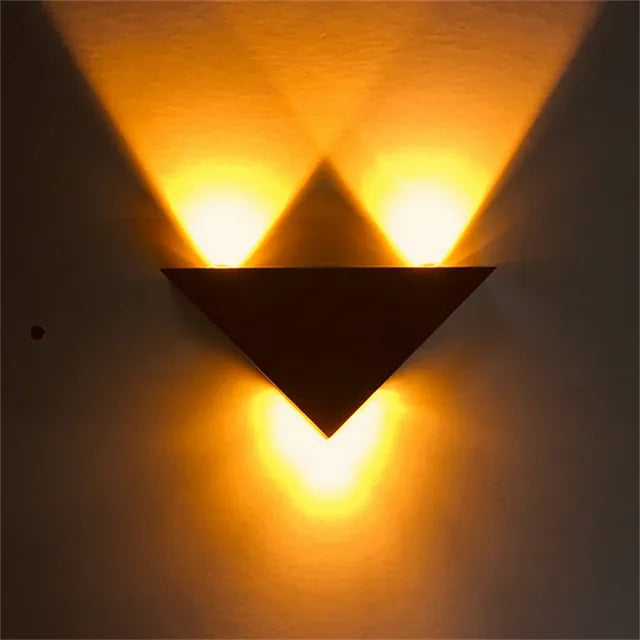 Modern LED-vägglampa med triangulär design för stämningsfull väggbelysning
