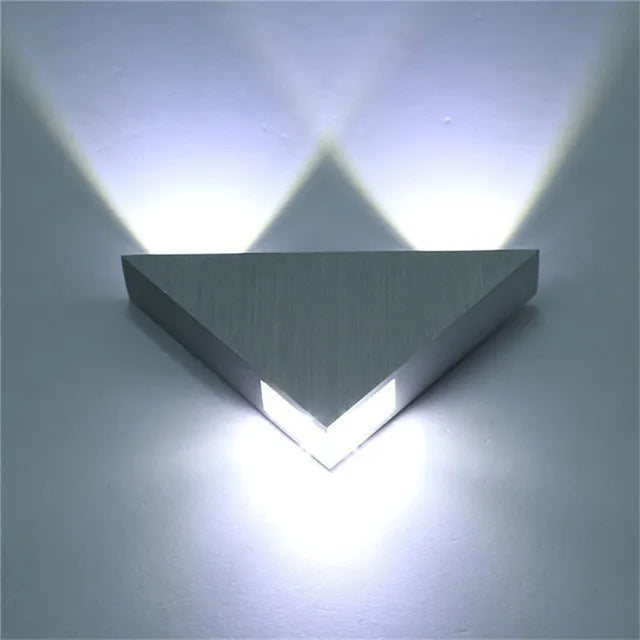 Modern LED-vägglampa med triangulär design för stämningsfull väggbelysning