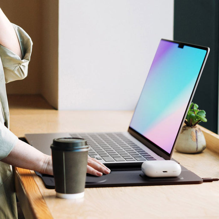 PowerDesk Sleeve – Slimme Laptophoes met Draadloze Oplaadfunctie