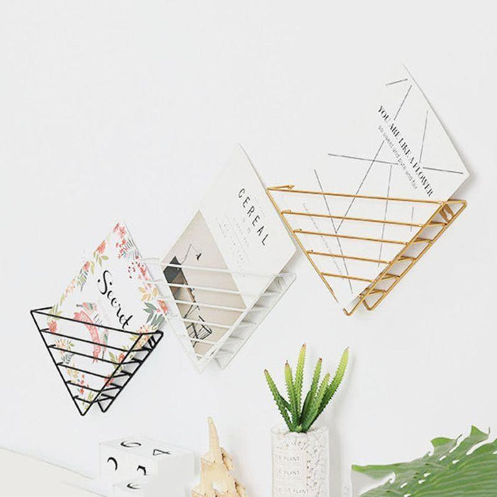 Minimalistinen metallinen seinähylly kirjoille ja aikakauslehdille geometrisella designilla
