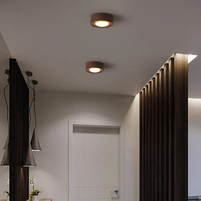 Houten LED-kattovalaisin pähkinäpuun sävyllä ja minimalistisella pyöreällä designilla